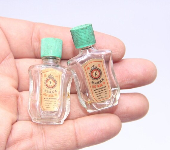 2-Piece Empty Gold Medal Brand Oil Bottles – Rare Vintage Indian Memorabilia, Antique Home Décor, Small Glass Collectibles for Enthusiasts