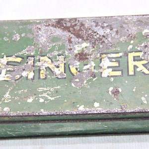 Caja de hojalata vintage para máquina de coser Singer: almacenamiento coleccionable de artesanía alemana