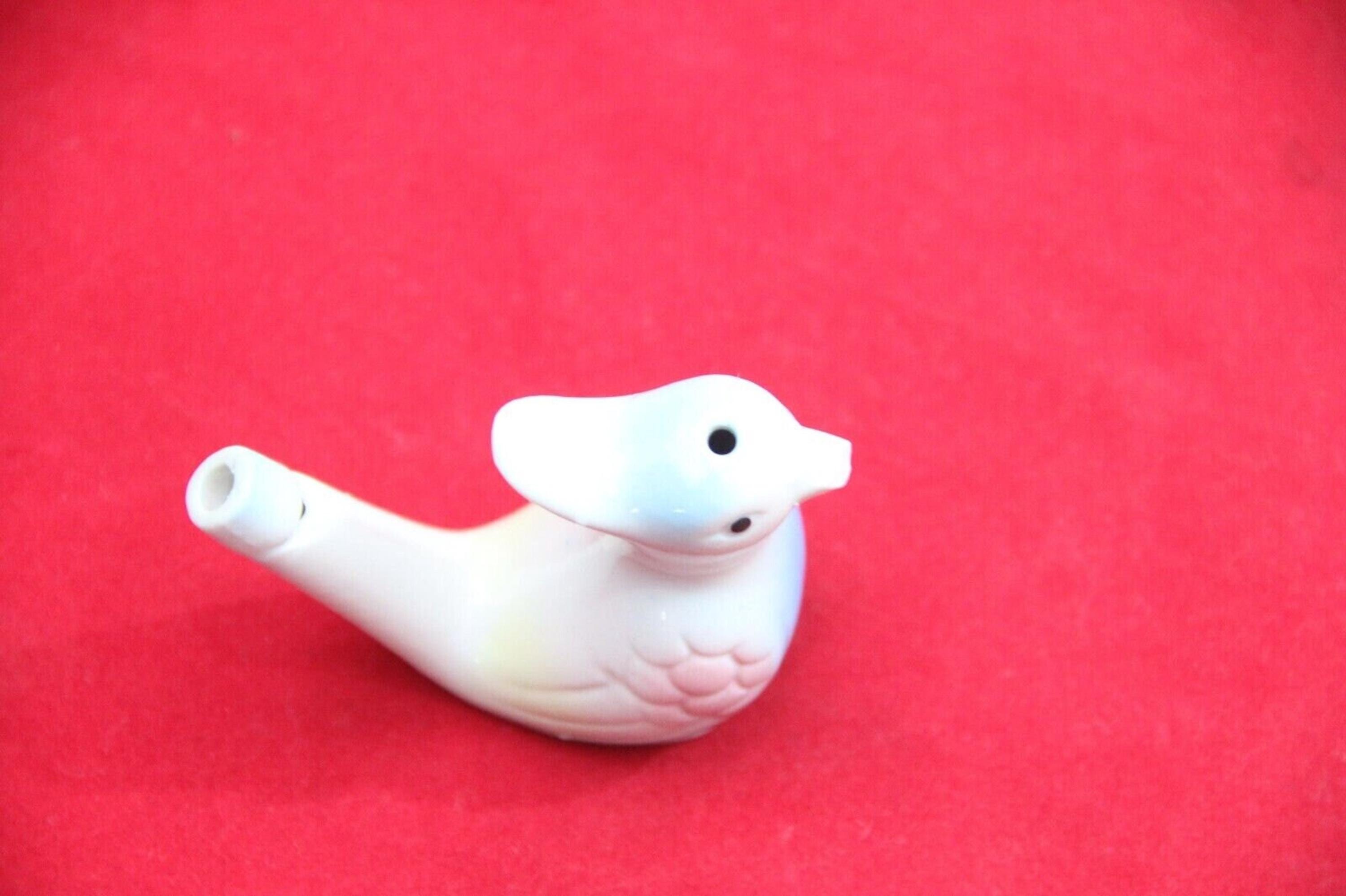 磁器製の鳥の形をした水笛：風変わりなセラミック製ホーム