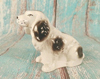 Statuetta di cane in porcellana d'epoca: rara statua da collezione a forma di cucciolo