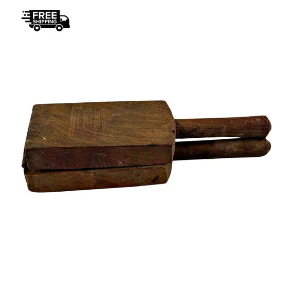 Handcrafted Citrus Juicer - Vintage Wooden Lemon Squeezer  for Citrus Lovers and Retro Kitchens