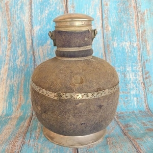 Botella de agua vintage de latón de 12" con asa, metal recubierto de tela vintage, recipiente de agua coleccionable original, decoración rústica