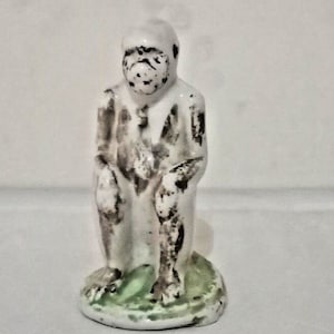 Vintage Porcelain Monkey Figurine: Detailed Ceramic Collectible