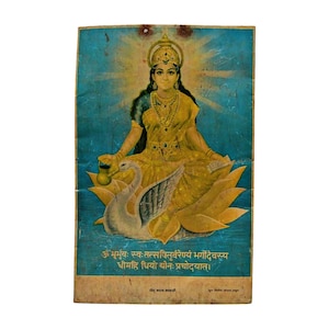 Rara targa vintage in latta con stampa Ved Maa Gayatri Mata – Dea indù con mantra, oggetto da collezione divino retrò per decorazioni spirituali e devoti.