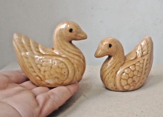 Vintage Ceramic Duck Figurines – Set of 2 Handcrafted Glazed Decor, Small Animal Sculptures, Collectible Trinkets, Charming Tabletop Display