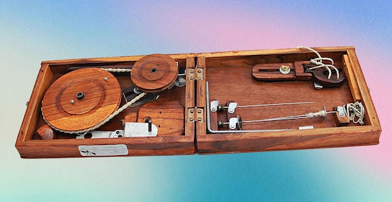 木製のブックチャルカ糸車：持ち運び可能なインドの伝統的な装飾品