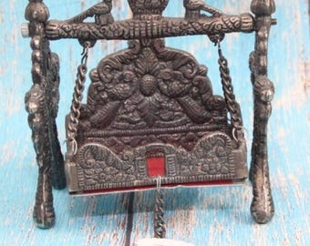 Spirituele woondecoratie | Handgemaakte witte metalen Laddu Gopal Swing, Krishna Jhula