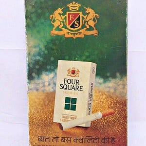 Cartello in latta litografica Vintage Premier Four Square Filter Cigarettes - Pubblicità originale, raro espositore da collezione per tabacco per appassionati e decorazioni