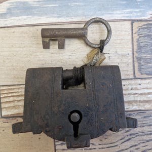 Handgjort hänglås i järn med nyckel från smed – Randig design i antik stil, samlarverktyg P4