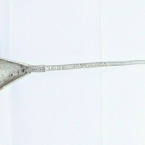 Vintage lange primitieve handgesneden aluminium lepel met ingewikkeld ontwerp primitief keukengereedschap - unieke lange lepel, verzamelbaar decorstuk
