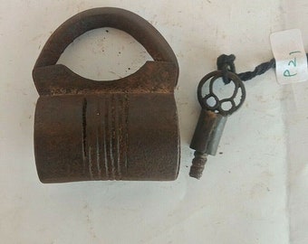 Old Vintage Beautiful Round Shape Handmade Screw Type Iron Padlock With Key P21