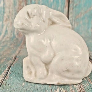 Figura de conejo de porcelana vintage, poco común: elegante decoración de conejito de cerámica.