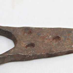 Vintage Manual Gardening Weeding Tool Old Iron Hand Tool for Digging and Planting - Perfect for Garden Lovers and Agriculture Enthusiasts