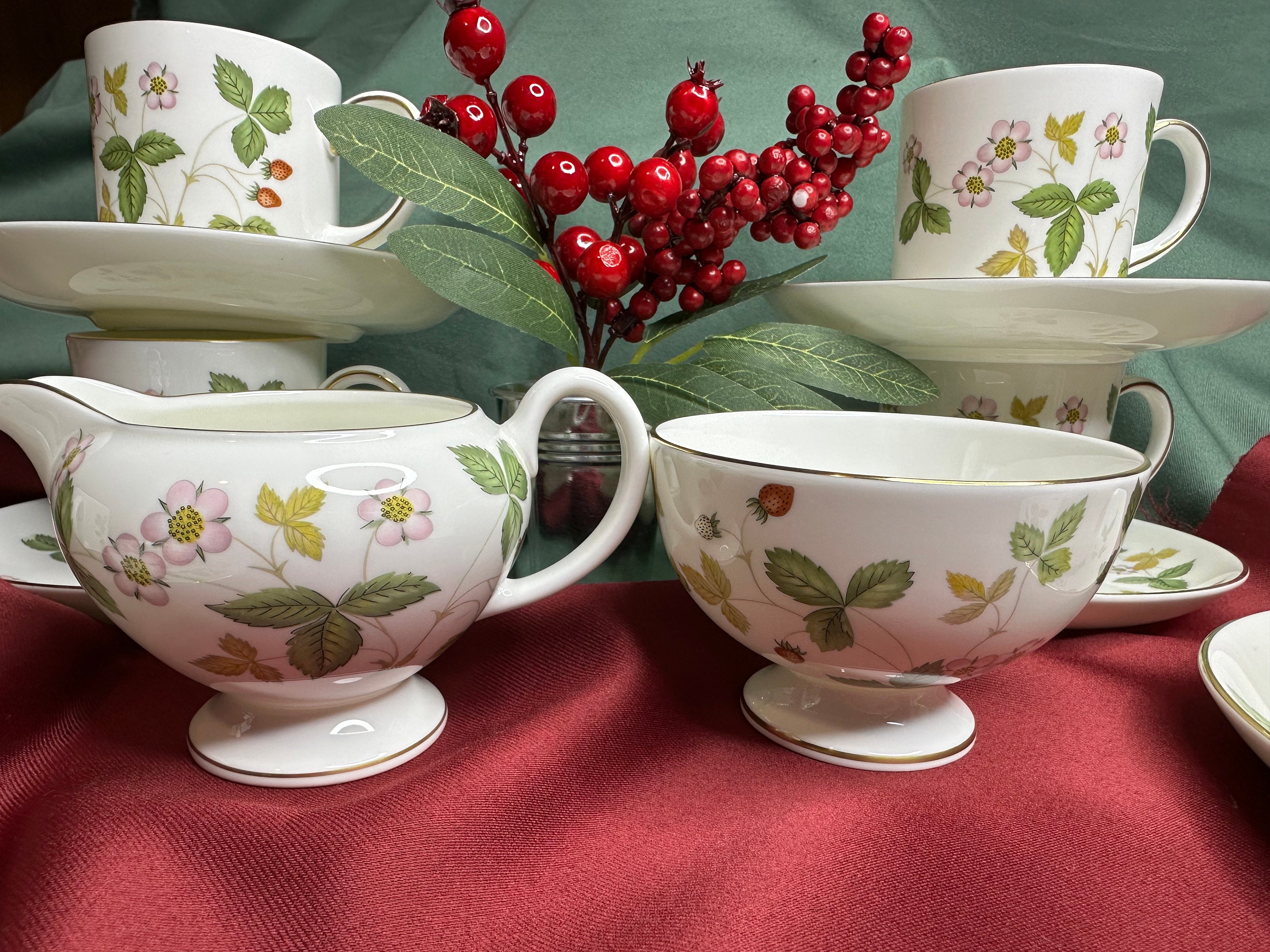 Vintage Wedgwood Wild Strawberry Bone China 14 Piece Tea Coffee 