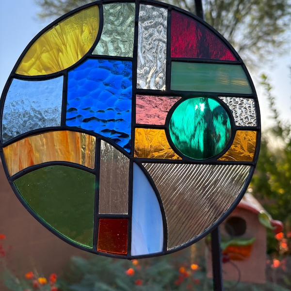Atrapasol circular de vidrio de colores inspirado en Frank Lloyd Wright