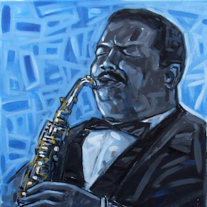 Może przedstawiać: Czarno-biały obraz mężczyzny grającego na saksofonie. Mężczyzna jest ubrany w smoking i ma poważny wyraz twarzy. Tło jest jasnoniebieskie z abstrakcyjnymi kształtami.