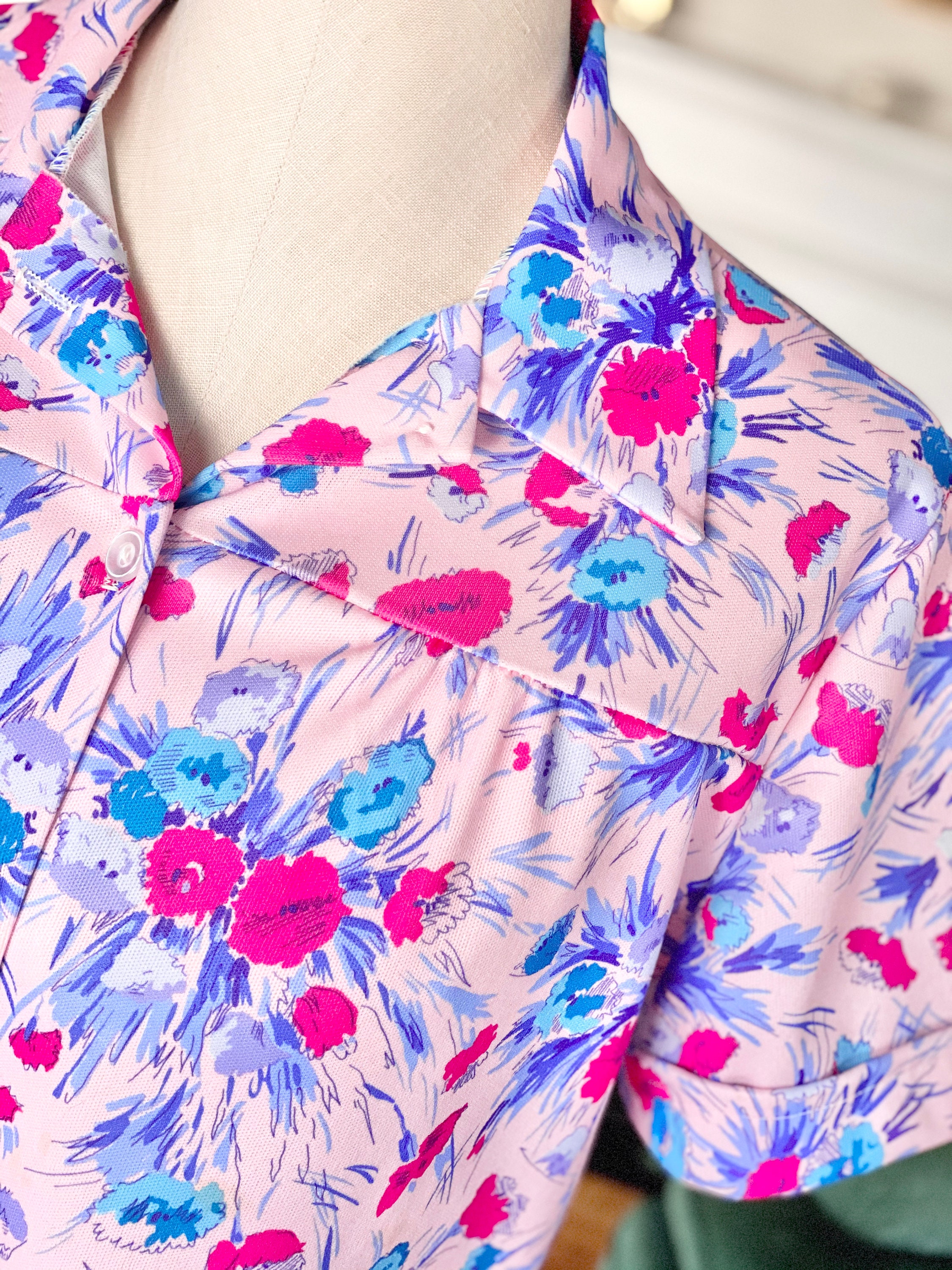 VTG 60S PINK EMBROIDERED FLORAL CASUAL SHORT SLEEVED  KNIT TOP SMALL 10