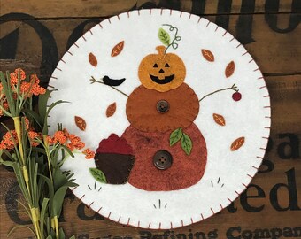 HALLOWEEN Primitive Stitchery PUMPKIN Man Penny Rug ~ FALL Leaves, Apples & Crow Candle Mat