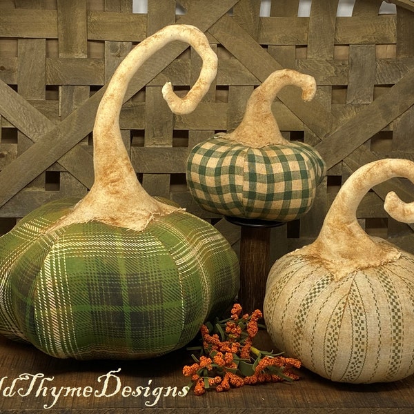 Trío primitivo de calabazas de cosecha de principios de otoño de color verde oscuro ~ Decoración de granja de arte popular de Halloween sucio