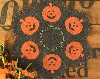 Primitive Stitchery HALLOWEEN Bittersweet Pumpkins Penny Rug ~ FALL Jack-O-Lanterns Candle Mat