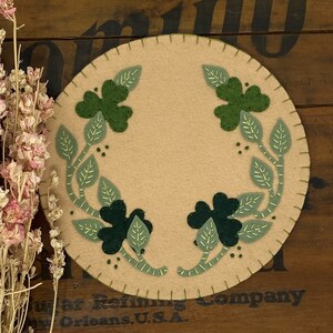 Primitive Stitchery ST PATRICKS DAY Green Ivy & Shamrocks Penny Rug ~ Bittersweet Candle Mat