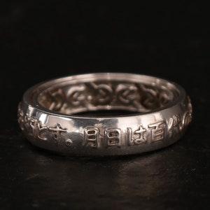 Inspired by San - Rotating ring with your text in Japanese characters