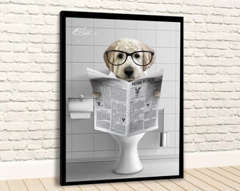 Puede incluir: Un perro blanco con gafas se sienta en un inodoro blanco y lee un periódico titulado "Picture Pet News".
