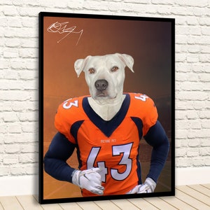 Portret psa futbolu amerykańskiego na zamówienie. Portret zwierzaka w koszulce Denver. Portret zwierzaka sportowego. Portret zwierzaka na zamówienie. Zabawny portret zwierzaka