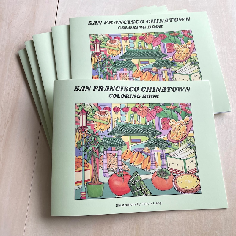 Peut inclure: Une pile de livres &agrave; colorier avec une couverture verte illustrant des sc&egrave;nes de Chinatown &agrave; San Francisco. La couverture pr&eacute;sente une illustration color&eacute;e d'une rue avec des b&acirc;timents, des lanternes et de la nourriture. Le titre "San Francisco Chinatown Coloring Book" est imprim&eacute; en lettres noires en gras sur la couverture. Le texte "Illustrations by Felicia Liang" est imprim&eacute; en lettres noires en bas de la couverture.