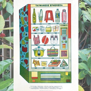 Op de afbeelding: Een vintage-stijl illustratie van een automaat gevuld met Taiwanese snacks en alledaagse items. De automaat is groen, geel en rood met een witte achtergrond. De items omvatten bubble tea, een plastic kruk, een rijstkoker, een tas boodschappen en een verscheidenheid aan andere snacks. De tekst "Taiwanese Ephemera" staat bovenaan de afbeelding.