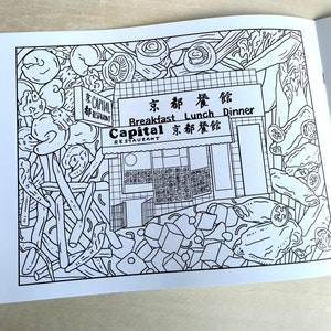Peut inclure: Une illustration en noir et blanc d'une devanture de restaurant avec le texte "Capital Restaurant" et "Breakfast Lunch Dinner" au-dessus de la devanture. La devanture est entour&eacute;e de divers aliments, dont des champignons, des l&eacute;gumes et de la viande.