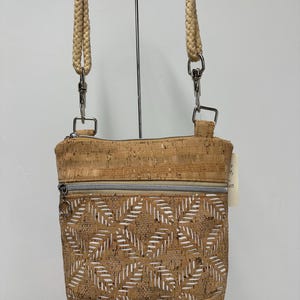 Bolso “Sisters” en corcho tostado y blanco con entramado de cuero marrón macizo, asa muy bonita de cuerda y asa de cuero.