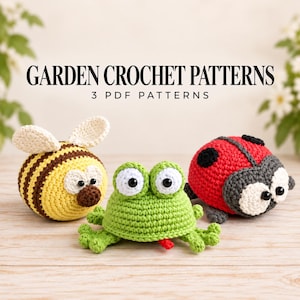 Könnte beinhalten: Drei gehäkelte Stofftiere, darunter eine gelb-braun gestreifte Biene, ein grüner Frosch mit roter Zunge und ein rot-schwarzer Marienkäfer. Der Text GARDEN CROCHET PATTERNS 3 PDF PATTERNS steht über den drei handgefertigten Spielzeugen.