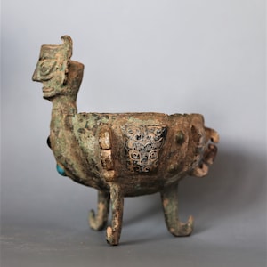 Sanxingdui Bronze Sakralgefäß: Menschlicher Kopf, Jade & Türkis eingelegt
