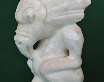 Escultura de jade blanco chino con cabeza de pájaro, representación de dioses fertilizadores de la tierra