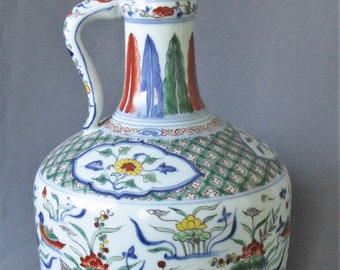 Great Chinese porcelain pot with vibrant Wucai glaze, decorated by mandarin ducks and flower patterns, sign with Ming Xuande mark