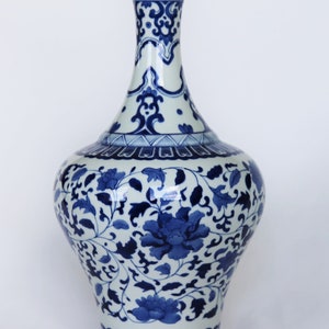 Vaso de porcelana chinesa azul e branca extremamente fino com flores, com marca Yongzheng na parte inferior (1723-1736 d.C.)