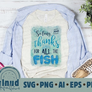 Könnte beinhalten: Ein weißes T-Shirt mit einer blauen und grünen Grafik, auf der "So long, and thanks for all the fish" steht.