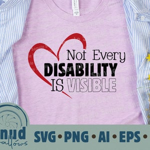 Könnte beinhalten: Ein pinkfarbenes T-Shirt mit einem roten Herzen und dem Text "Not Every Disability Is Visible". Das Shirt liegt auf einer weißen Oberfläche mit einem blau-weiß gestreiften Shirt und gelben Blumen im Hintergrund.
