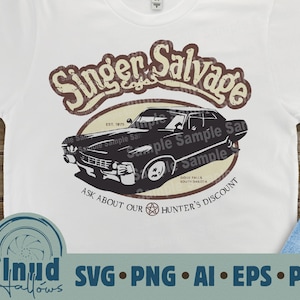 Puede incluir: Una camiseta blanca con un diseño gráfico marrón y blanco de un coche vintage y el texto "Singer Salvage" con el texto "EST. 1975" y "ASK ABOUT OUR HUNTER'S DISCOUNT" debajo del coche. El diseño gráfico está en un estilo desgastado.