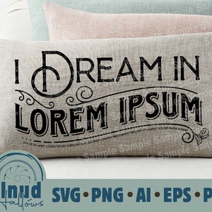 Puede incluir: Un cojín rectangular beige con el texto negro "I DREAM IN LOREM IPSUM". El cojín tiene un aspecto texturizado y está apoyado contra otros cojines en tonos azules y rosas. La parte inferior de la imagen incluye el texto "Palnud Hallows" e iconos de tipo de archivo.