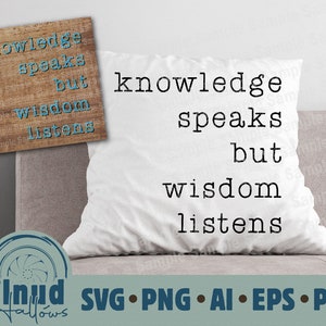 Puede incluir: Almohada blanca con el texto "knowledge speaks but wisdom listens" impreso en negro. La almohada está sentada en un sofá marrón claro. El texto también está impreso en una pequeña señal de madera.