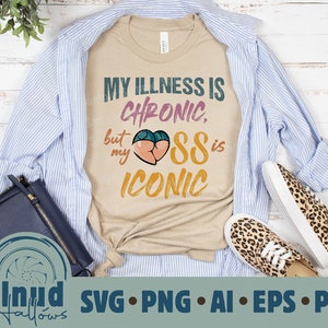 Puede incluir: Una camiseta beige con el texto "My illness is chronic, but my 88 is iconic" en letras de colores. El texto está rodeado de un corazón con un gráfico de la parte trasera de una mujer en bikini azul y verde.