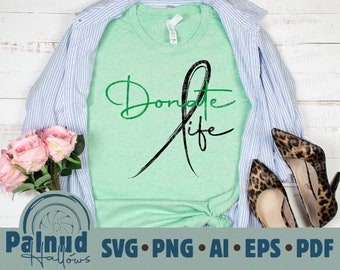 Puede incluir: Una camiseta verde con un diseño de cinta negra y verde y el texto "Donate Life" en letras verdes y negras.