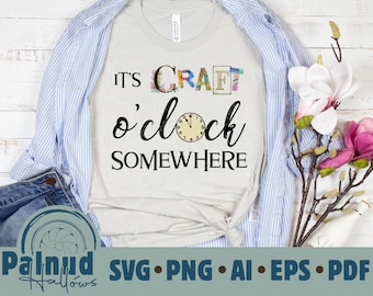 Pode incluir: Uma camiseta branca com o texto "It's Craft o'clock Somewhere" em letras pretas. A palavra "Craft" é composta por letras coloridas com um design floral. Um relógio está incluído no design.