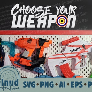 Puede incluir: Un tablero de clavijas blanco con una variedad de pistolas de juguete colgadas. Las pistolas son de diferentes colores y estilos, y algunas tienen la palabra "NERF" impresa en ellas. El tablero de clavijas tiene las palabras "CHOOSE YOUR WEAPON" impresas en blanco y negro. Las palabras están en una fuente en negrita de estilo graffiti. Hay un objetivo con anillos rojos, blancos y azules alrededor de un centro amarillo en el medio de las palabras. El tablero de clavijas está contra un fondo a rayas rojas y blancas.