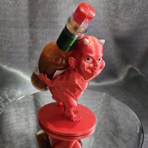 Diabelski pojemnik na sos pikantny Devil z darmowym sosem pikantnym