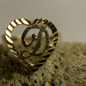 Anillo con inicial cursiva en forma de corazón macizo de oro amarillo de 10 k para niñas y mujeres