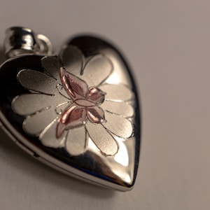 Medallón de corazón de plata esterlina: colgante de flor de mariposa con esmalte rosa