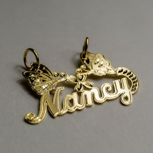 Pingente personalizado feito à mão em ouro maciço 10K com placa de identificação personalizada com borboleta e flor de rubi